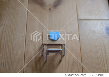 用紙黏土製作的心形和書桌 129739016