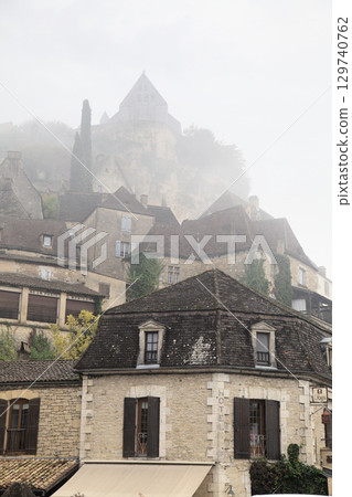 Picturesque Beynac-et-Cazenac village in France shrouded in morning fog 129740762
