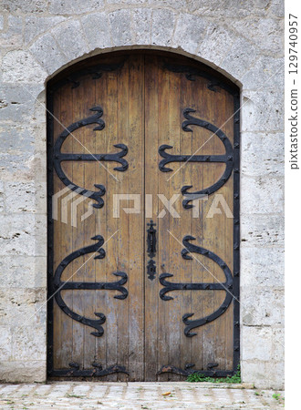 Old wooden gate of an historic building 129740957