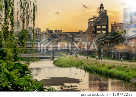 Kawadoko, a Kyoto summer tradition 129742282