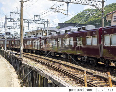 穿過住宅區的鼻電列車 穿過住宅區的鼻電列車 129742343