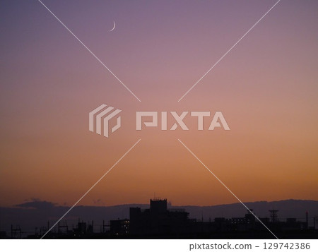 2.6 天大的月亮漂浮在夜空中 2.6 天大的月亮漂浮在夜空中 129742386