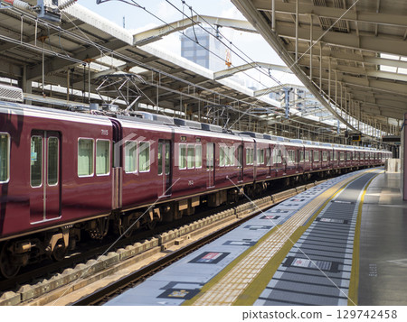 A train bound for Osaka Umeda stopped at Hankyu Kawanishi-Noseguchi Station 129742458