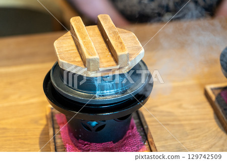 米飯，米飯，米飯，釜飯，釜飯，白米飯，煮熟的 129742509