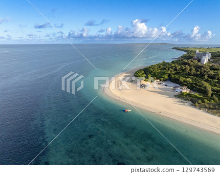 無人機空拍南部島嶼的藍色大海和海灘 129743569