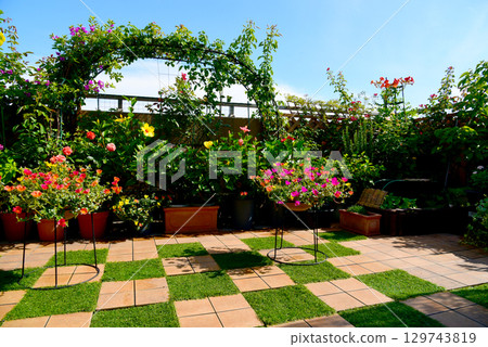 Enjoy a wonderful space with a spacious roof balcony for everyday fun Enjoy a wonderful space with a spacious roof balcony for everyday fun 129743819