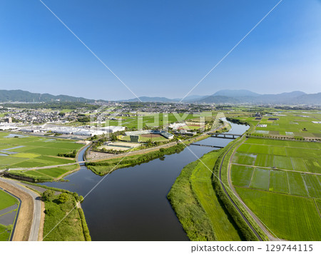 小郡市田徑場、棒球場、河川和稻田的無人機空拍 小郡市田徑場、棒球場、河川和稻田的無人機空拍 129744115