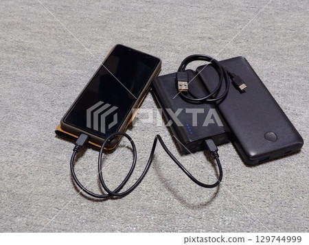 Charging your smartphone with a mobile battery (right-justified) 129744999