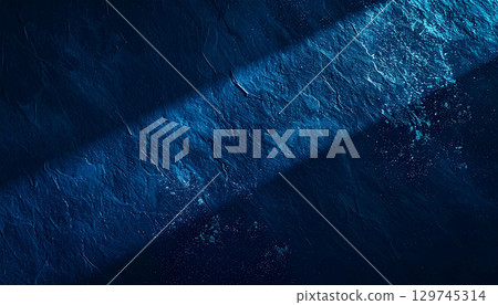 深藍色紋理背景,帶有一條光帶 深藍色紋理背景,帶有一條光帶 129745314