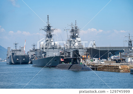 海上自衛隊艦艇停泊在吳港 海上自衛隊艦艇停泊在吳港 129745999