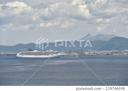 夏季在北海道函館市函館港拍攝挪威精神號 129746036