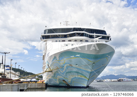 夏季在北海道函館市函館港拍攝挪威精神號 129746066
