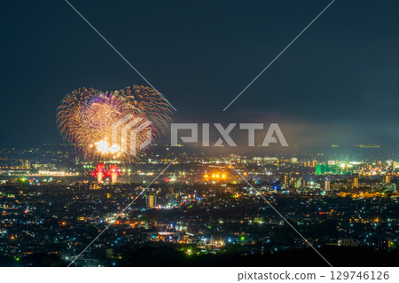 A summer tradition: Fireworks festival scenery. The Ezu Lake Fireworks Festival can be seen from the observation deck in Kumamoto Prefecture. 129746126