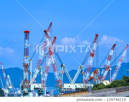 夏日天空下的造船起重機和島波海道風景 129746218