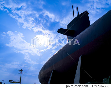 夏日天空中漂浮的潛水艇輪廓(吳鐵鯨博物館) 夏日天空中漂浮的潛水艇輪廓(吳鐵鯨博物館) 129746222