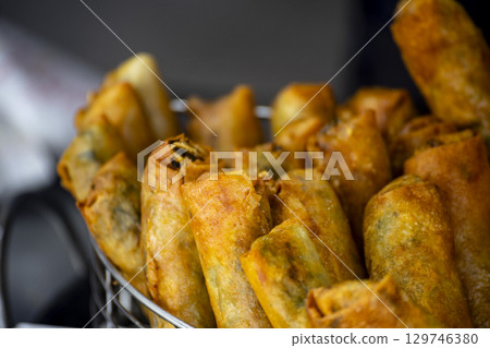 台灣夜市小吃：金黃色包子 129746380