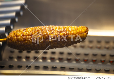 亞洲烤飯：金黃色且焦香的米飯 129747050