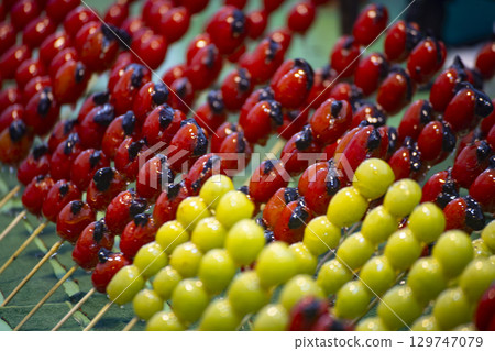Sugar syrup: A street snack that attracts people with sugar syrup Sugar syrup: A street snack that attracts people with sugar syrup 129747079
