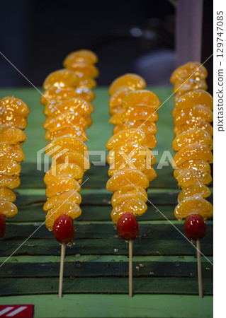 Sugar syrup: A street snack that attracts people with sugar syrup 129747085