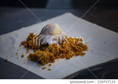 新鮮捲製的冰淇淋，傳統風味 129747114