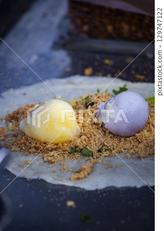 新鮮捲製的冰淇淋，傳統風味 129747122