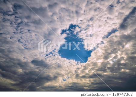 日本橫濱的城市景觀，戰爭結束紀念日的天空......80週年......永遠不要重複戰爭的恐怖......冠狀病毒“戰爭”......= 8月15日 129747362