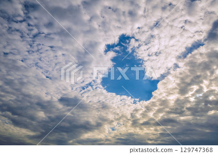 日本橫濱的城市景觀,戰爭結束紀念日的天空......80週年......永遠不要重複戰爭的恐怖......冠狀病毒“戰爭”......= 8月15日 日本橫濱的城市景觀,戰爭結束紀念日的天空......80週年......永遠不要重複戰爭的恐怖......冠狀病毒“戰爭”......= 8月15日 129747368