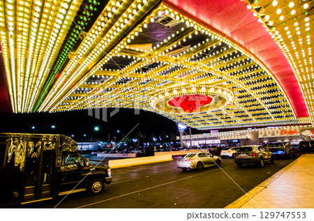 拉斯維加斯度假酒店入口在晚上 129747553