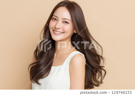 一位有著蓬鬆波浪發的女人 129748155