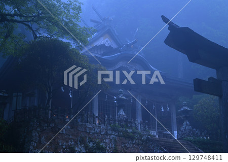 Shrine in the fog 129748411