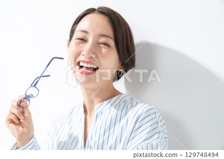 Woman with glasses 129748494