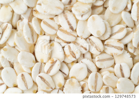 Close-up of rolled barley 129748573