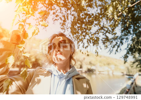 Woman Sunglasses Sunlight Tree Park Fall Fashion Woman Sunglasses Sunlight Tree Park Fall Fashion 129748991