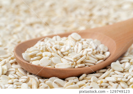 Close-up of rolled barley on a spoon 129749123