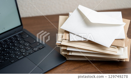 一疊信封和筆記型電腦 129749278