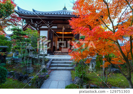 被紅葉包圍的天龍寺慈世院 被紅葉包圍的天龍寺慈世院 129751303