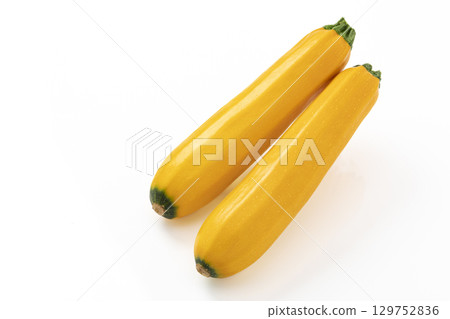 白色背景中的黃色西葫蘆 白色背景中的黃色西葫蘆 129752836