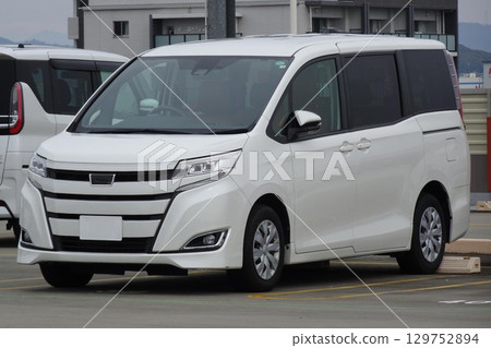 停車場裡排成一排的乘用車（豐田諾亞第三代） 129752894