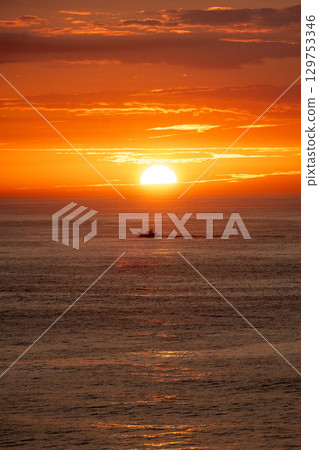 大海、日出和小船 大海、日出和小船 129753346