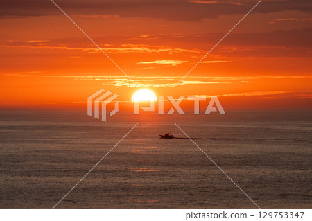 大海、日出和小船 129753347