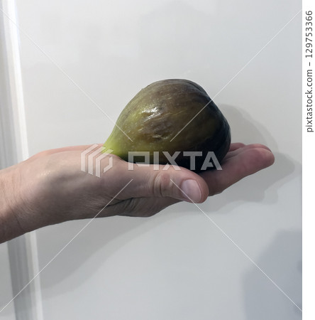 Green ripe fig fruit on palm of an elderly woman. Healthy food. 129753366