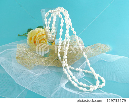 珍珠項鍊和雞尾酒杯珍珠藍色圖像 129753379