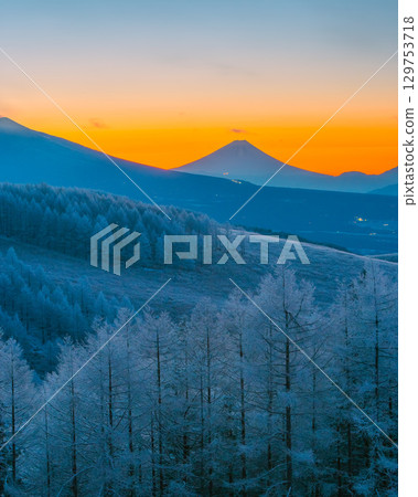 富士山霧峰霜 富士山霧峰霜 129753718