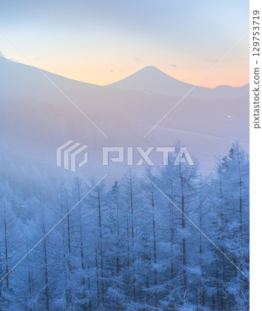富士山霧峰霜 富士山霧峰霜 129753719