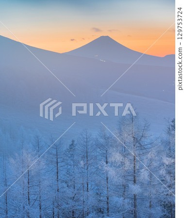 富士山霧峰霜 富士山霧峰霜 129753724