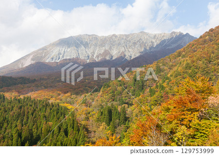 從鍵掛山口眺望大山和紅葉的壯麗景色 從鍵掛山口眺望大山和紅葉的壯麗景色 129753999