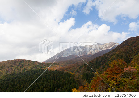 從鍵掛山口眺望大山和紅葉的壯麗景色 129754000