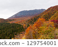 從鍵掛山口眺望大山和紅葉的壯麗景色 從鍵掛山口眺望大山和紅葉的壯麗景色 129754001