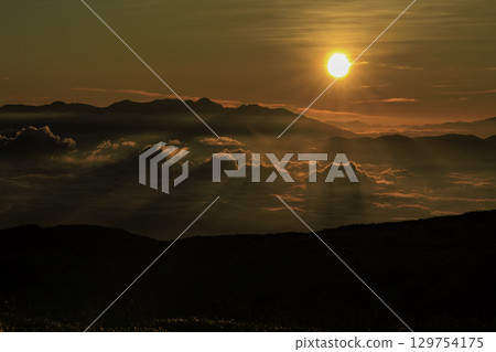 Sunrise from Yatsugatake floating in a sea of clouds 129754175