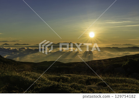 Sunrise from Yatsugatake floating in a sea of clouds Sunrise from Yatsugatake floating in a sea of clouds 129754182